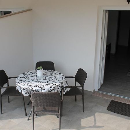 Apartmani Mladenka Малинска Экстерьер фото