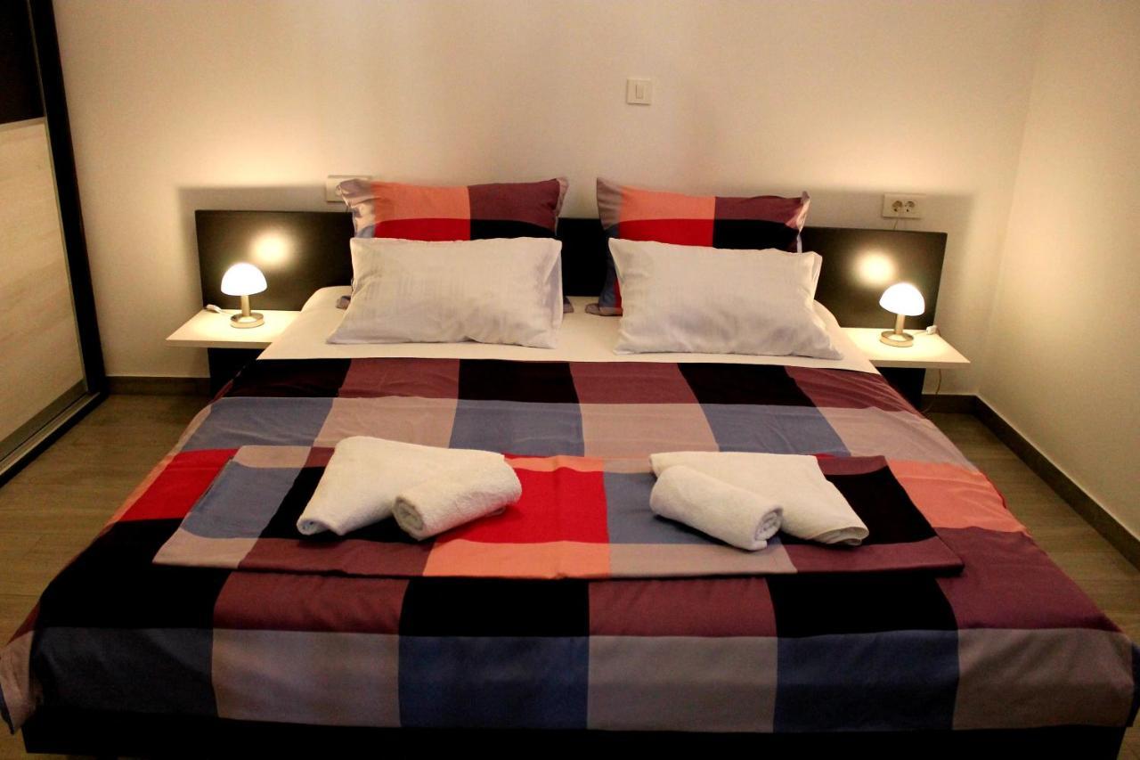 Apartmani Mladenka Малинска Экстерьер фото