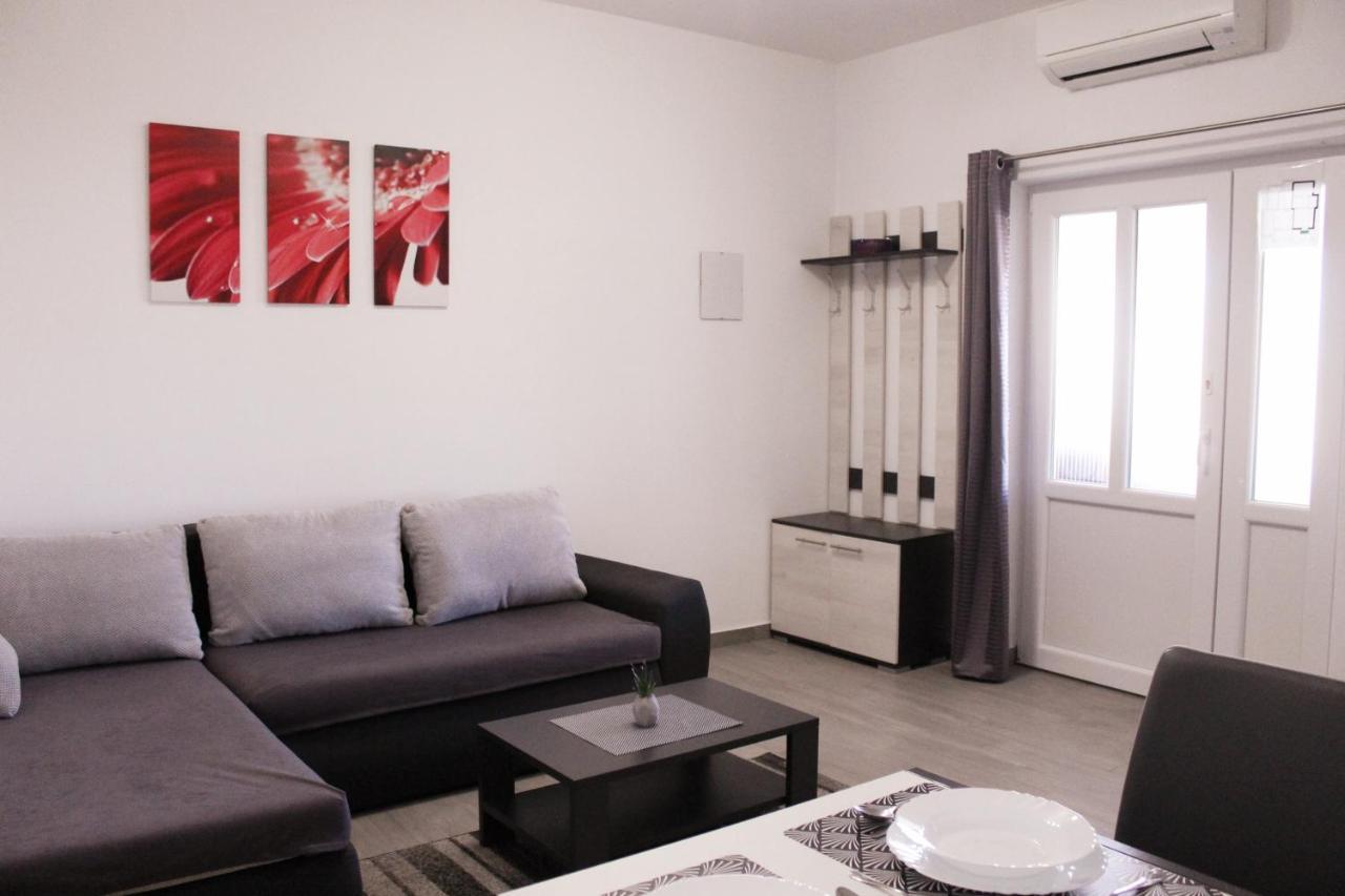 Apartmani Mladenka Малинска Экстерьер фото