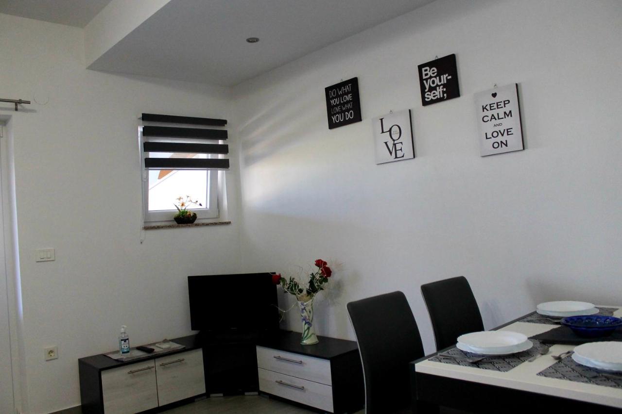 Apartmani Mladenka Малинска Экстерьер фото