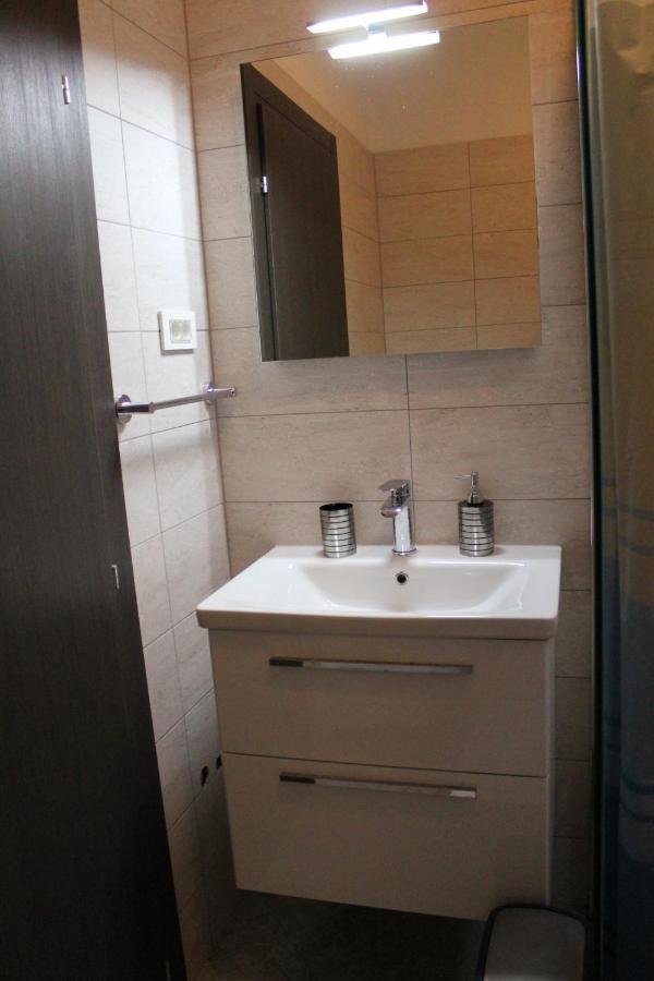 Apartmani Mladenka Малинска Экстерьер фото