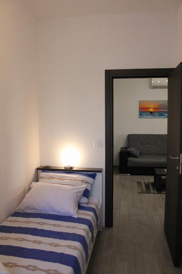 Apartmani Mladenka Малинска Экстерьер фото