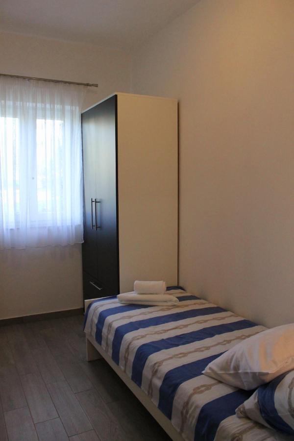 Apartmani Mladenka Малинска Экстерьер фото