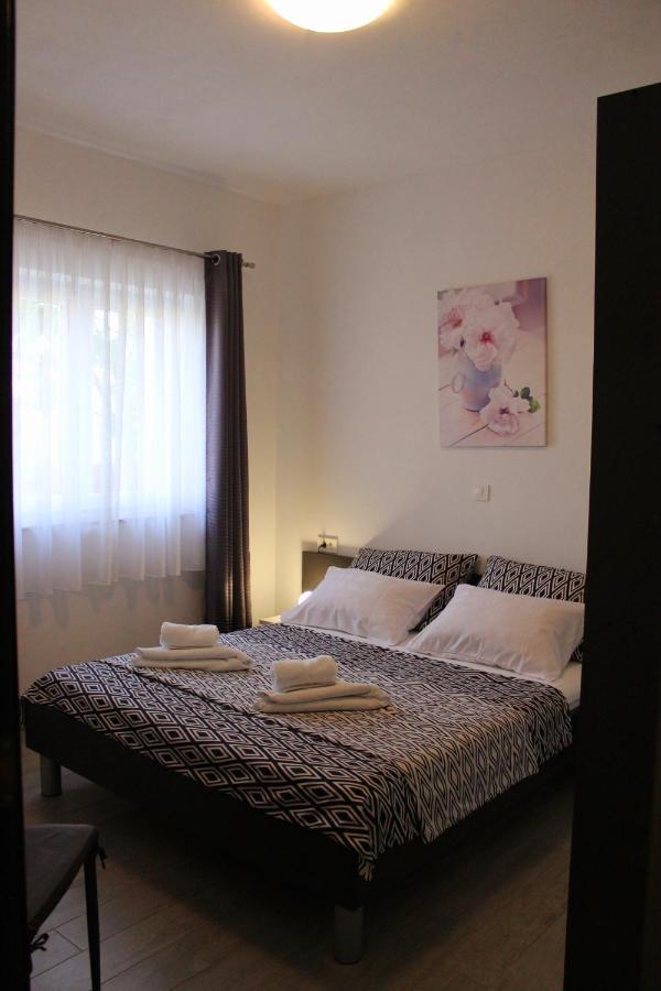 Apartmani Mladenka Малинска Экстерьер фото