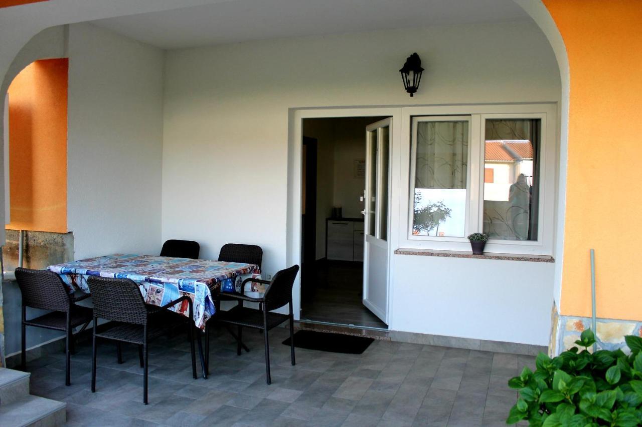 Apartmani Mladenka Малинска Экстерьер фото