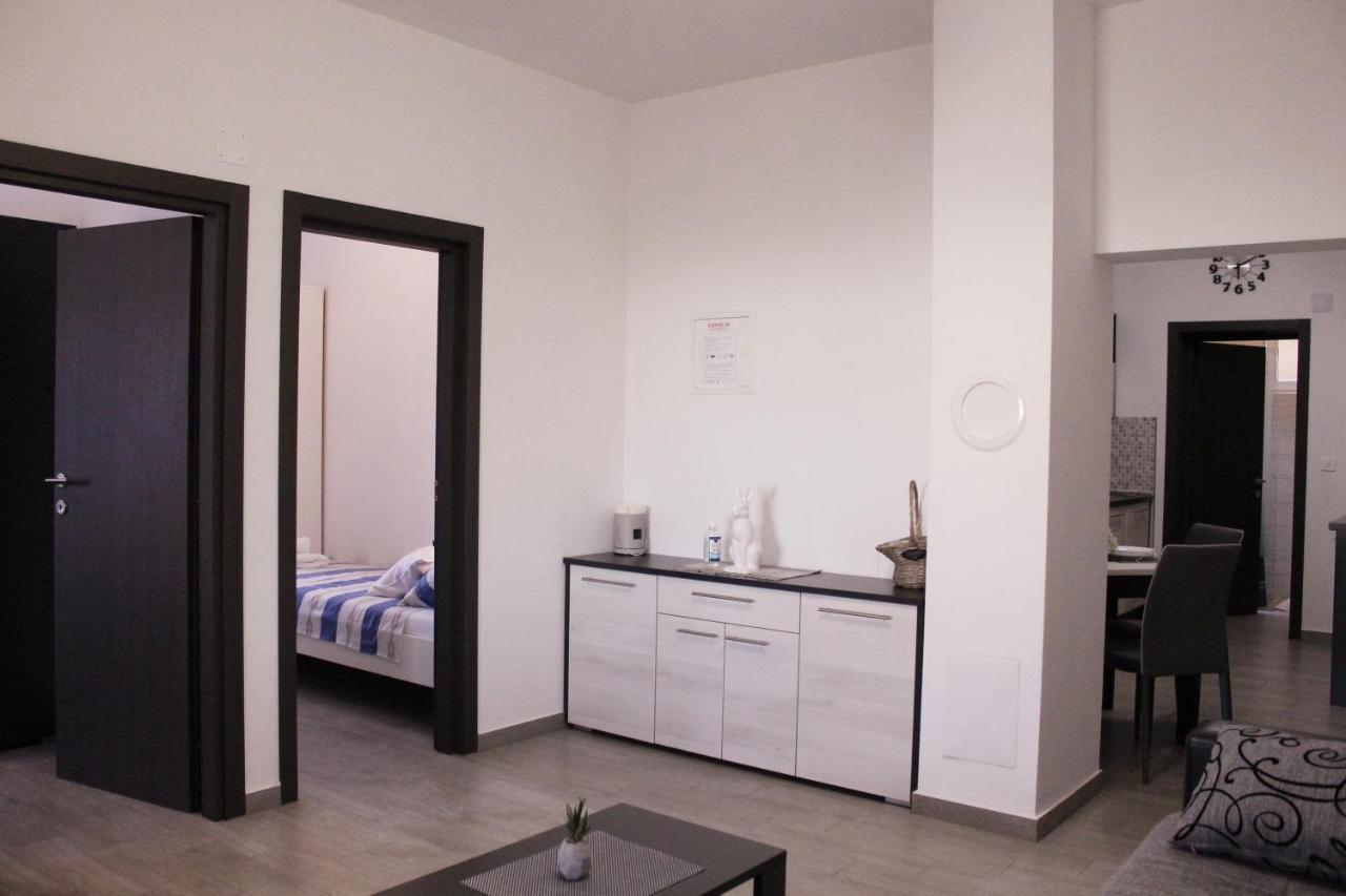 Apartmani Mladenka Малинска Экстерьер фото
