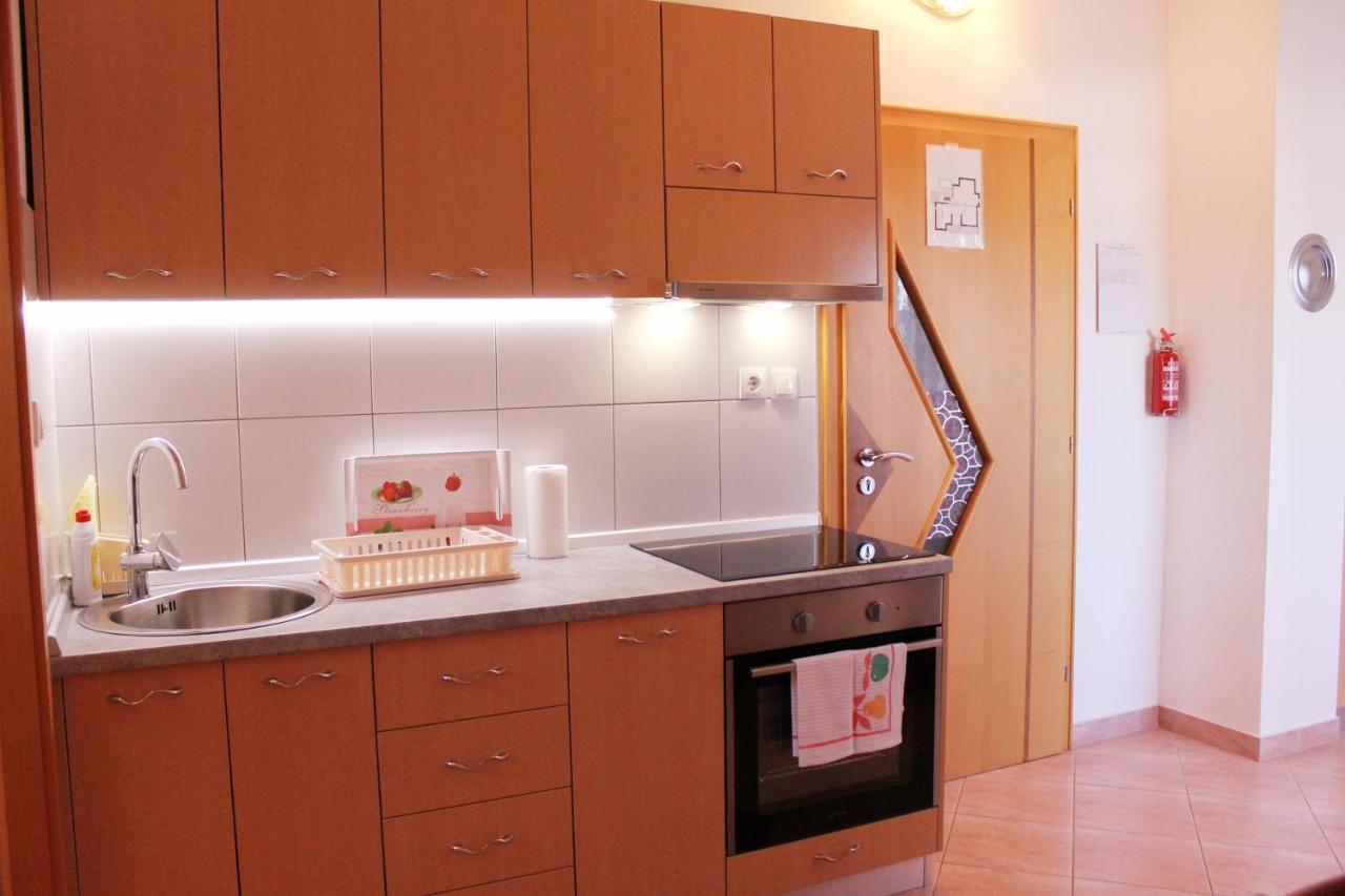 Apartmani Mladenka Малинска Экстерьер фото