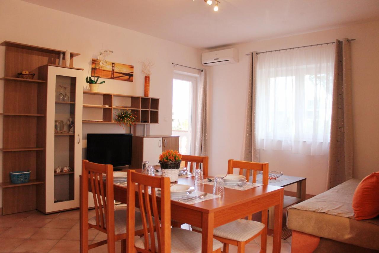 Apartmani Mladenka Малинска Экстерьер фото