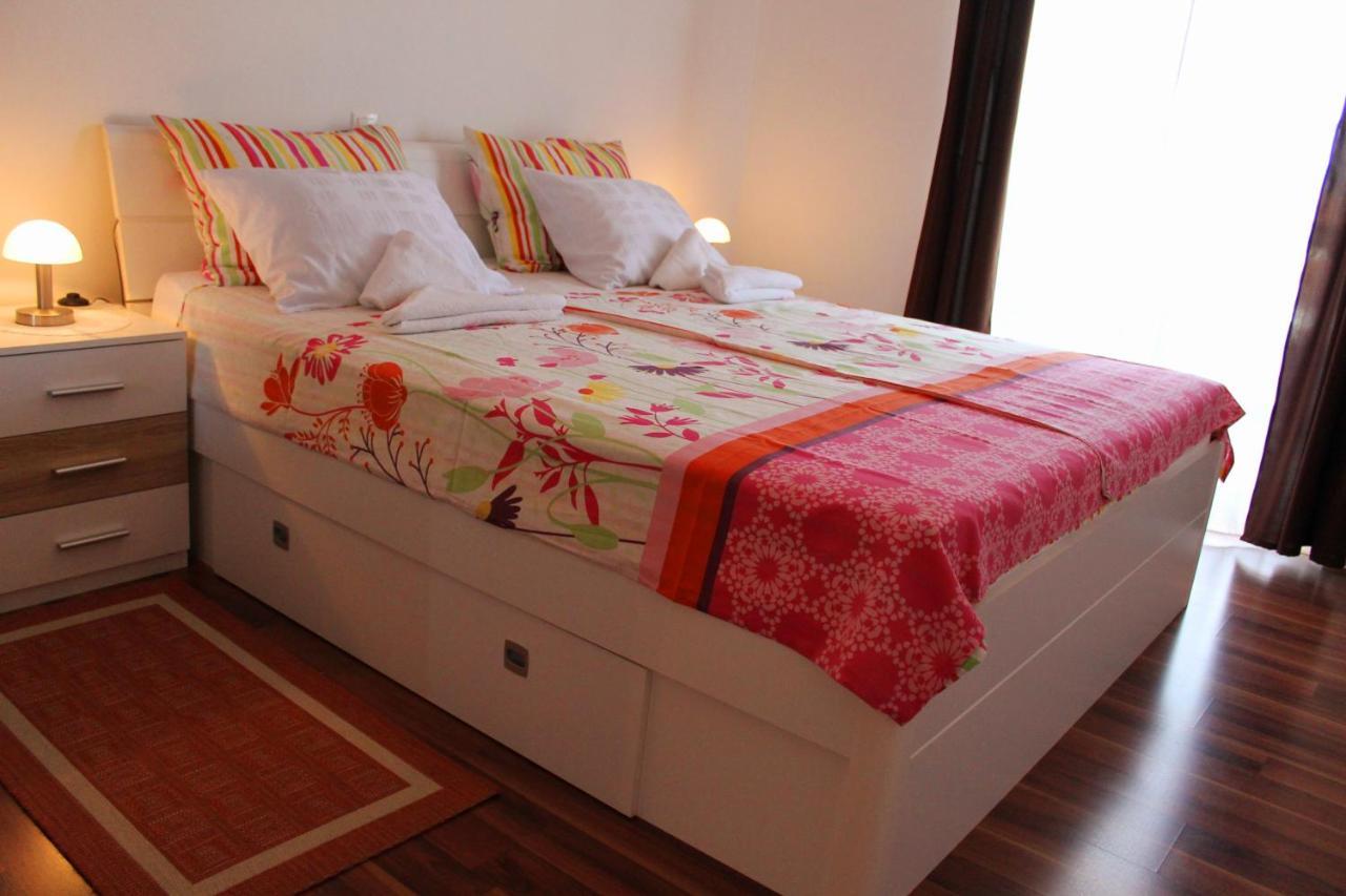 Apartmani Mladenka Малинска Экстерьер фото