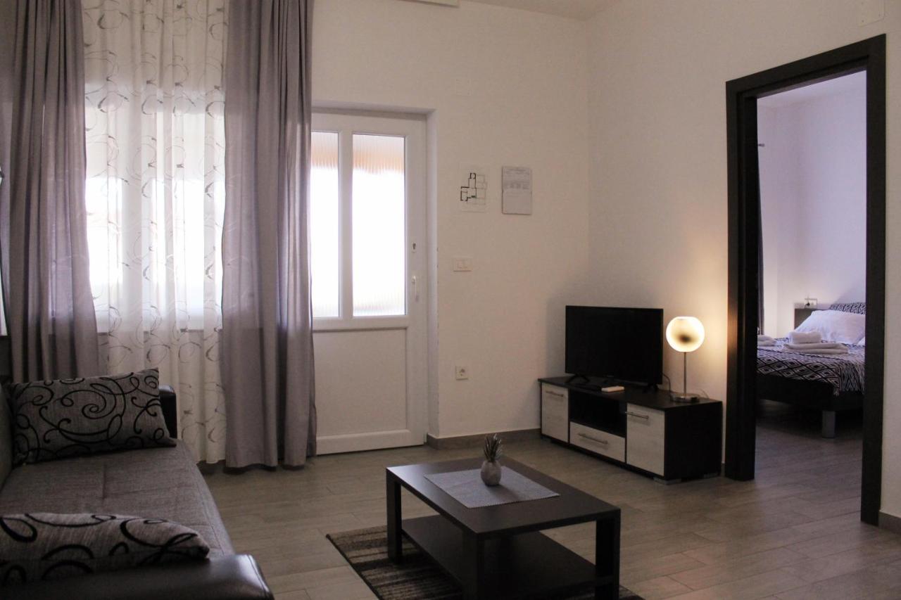 Apartmani Mladenka Малинска Экстерьер фото