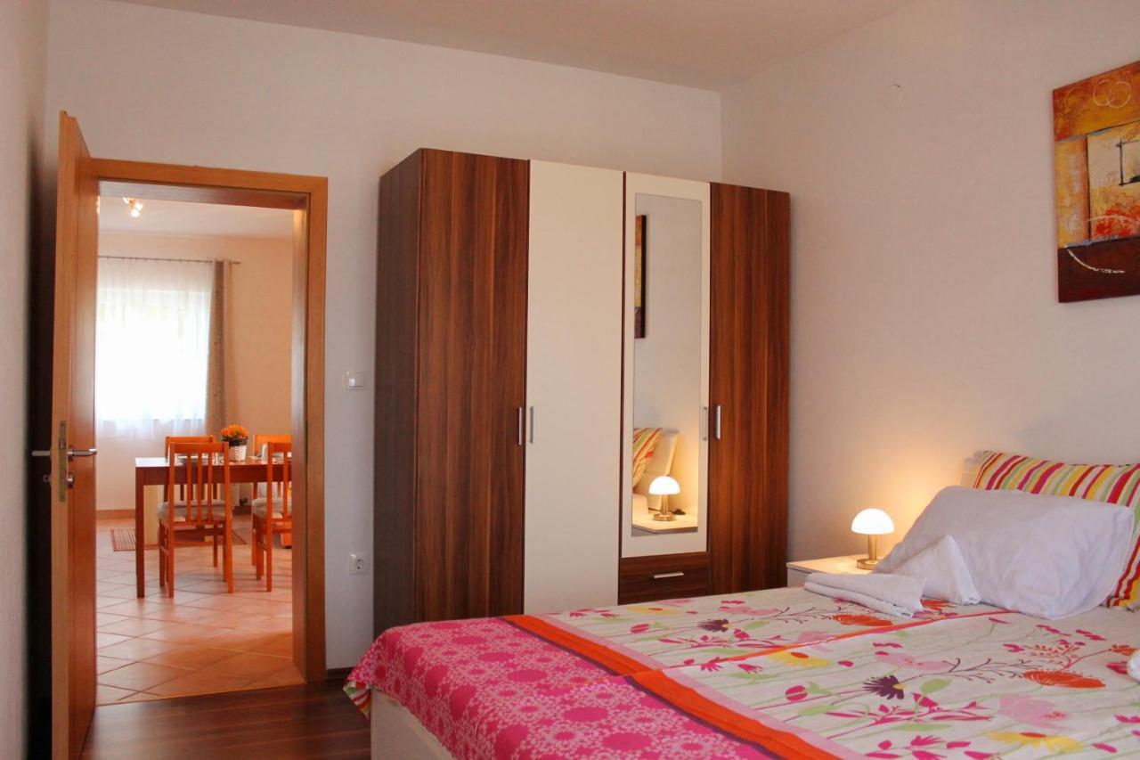 Apartmani Mladenka Малинска Экстерьер фото