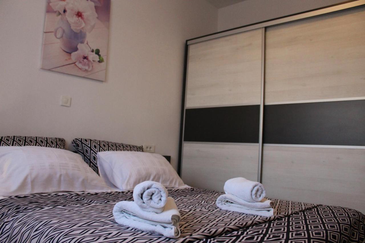 Apartmani Mladenka Малинска Экстерьер фото
