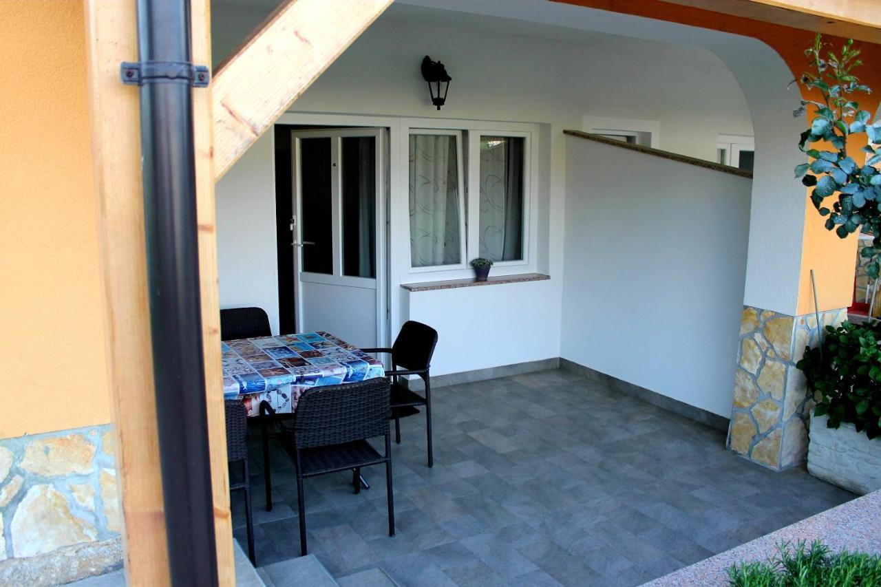 Apartmani Mladenka Малинска Экстерьер фото