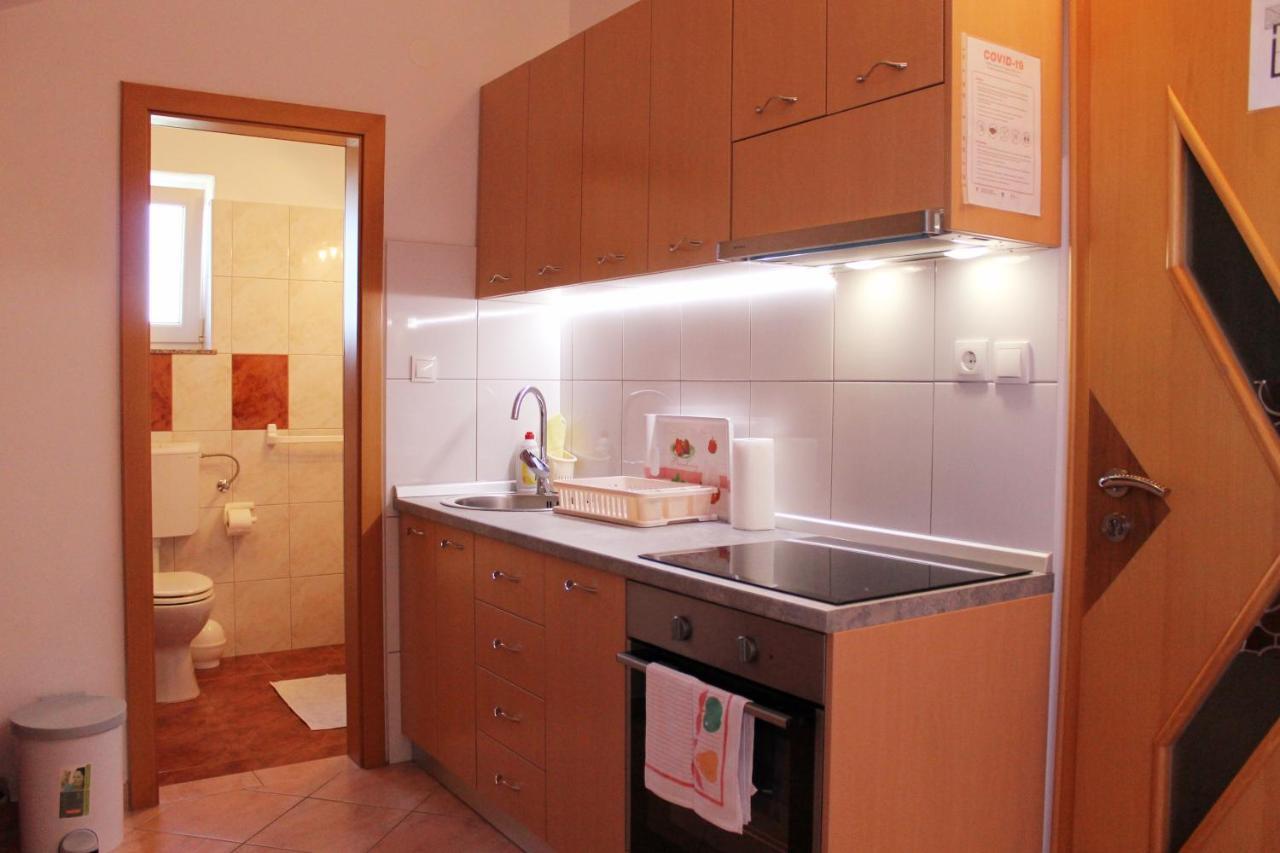 Apartmani Mladenka Малинска Экстерьер фото