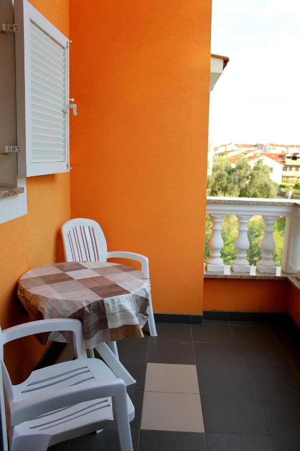 Apartmani Mladenka Малинска Экстерьер фото