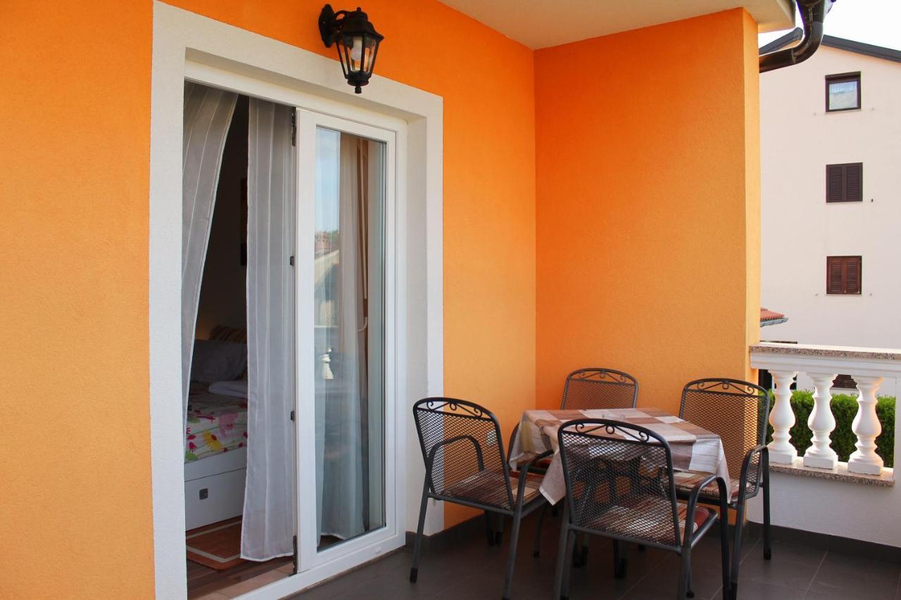 Apartmani Mladenka Малинска Экстерьер фото