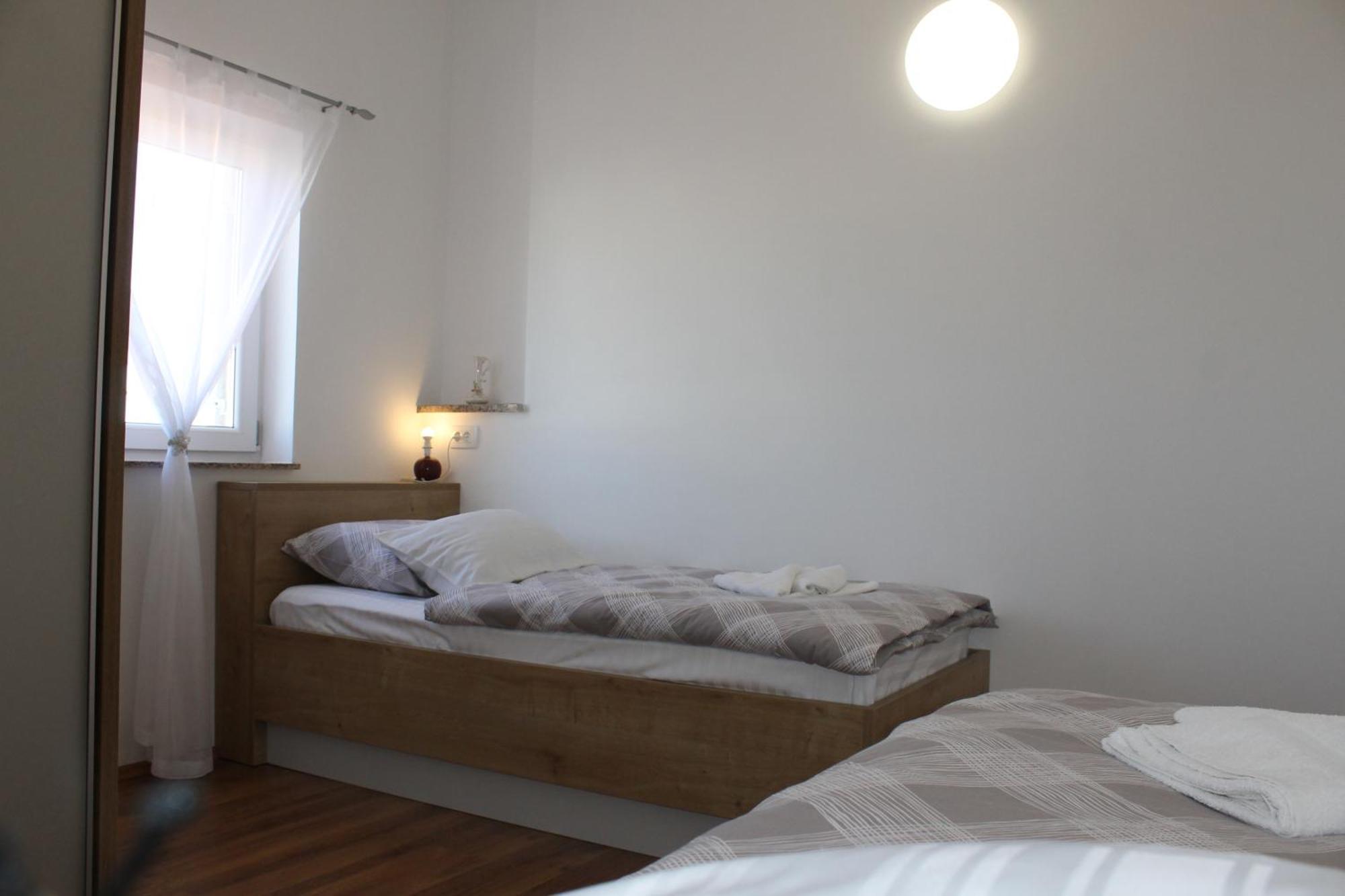 Apartmani Mladenka Малинска Экстерьер фото