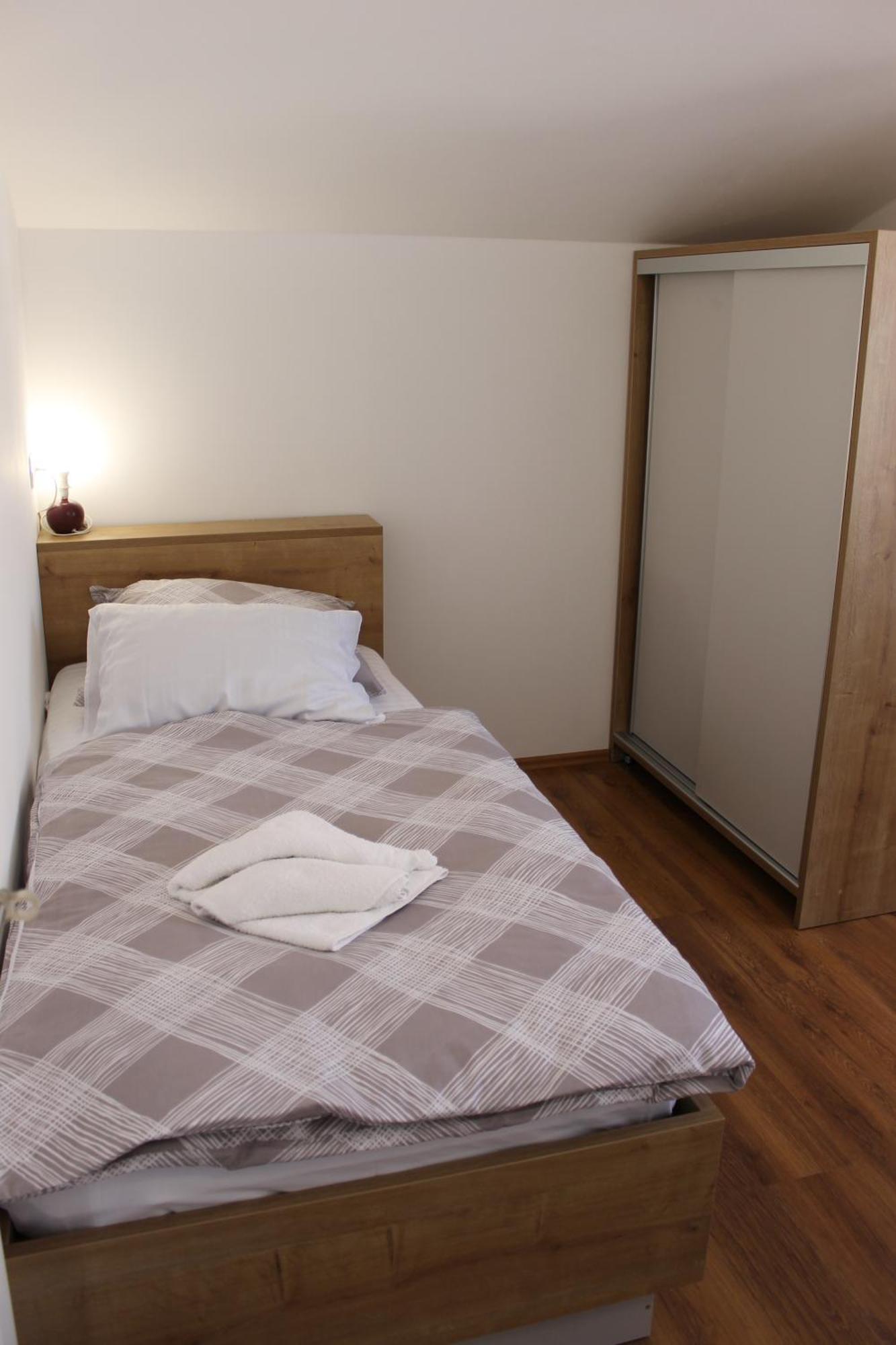 Apartmani Mladenka Малинска Экстерьер фото