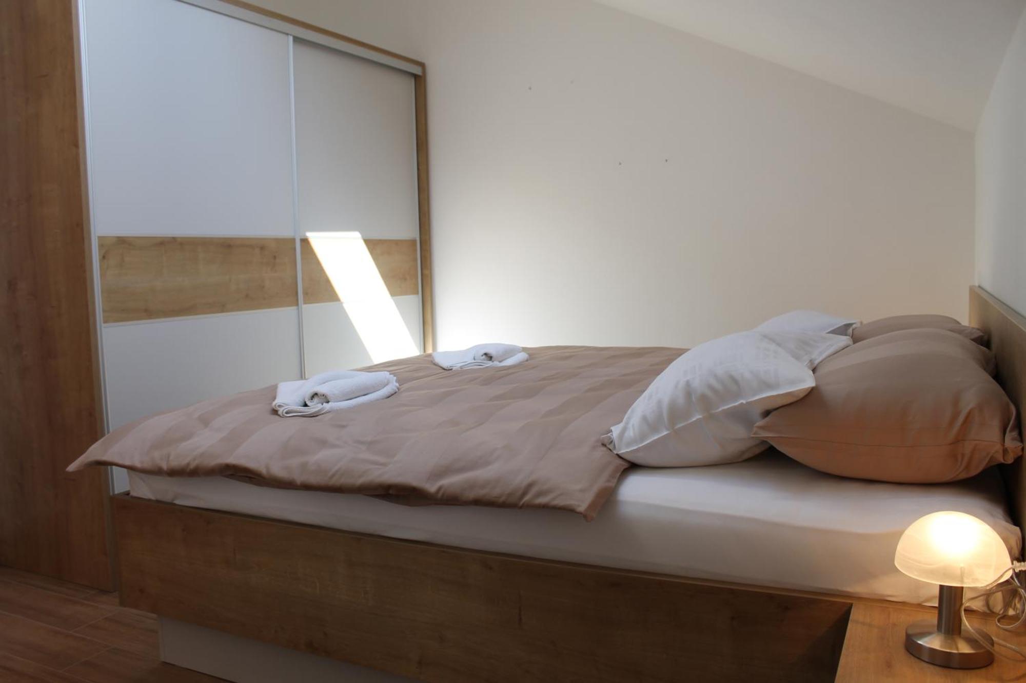 Apartmani Mladenka Малинска Экстерьер фото