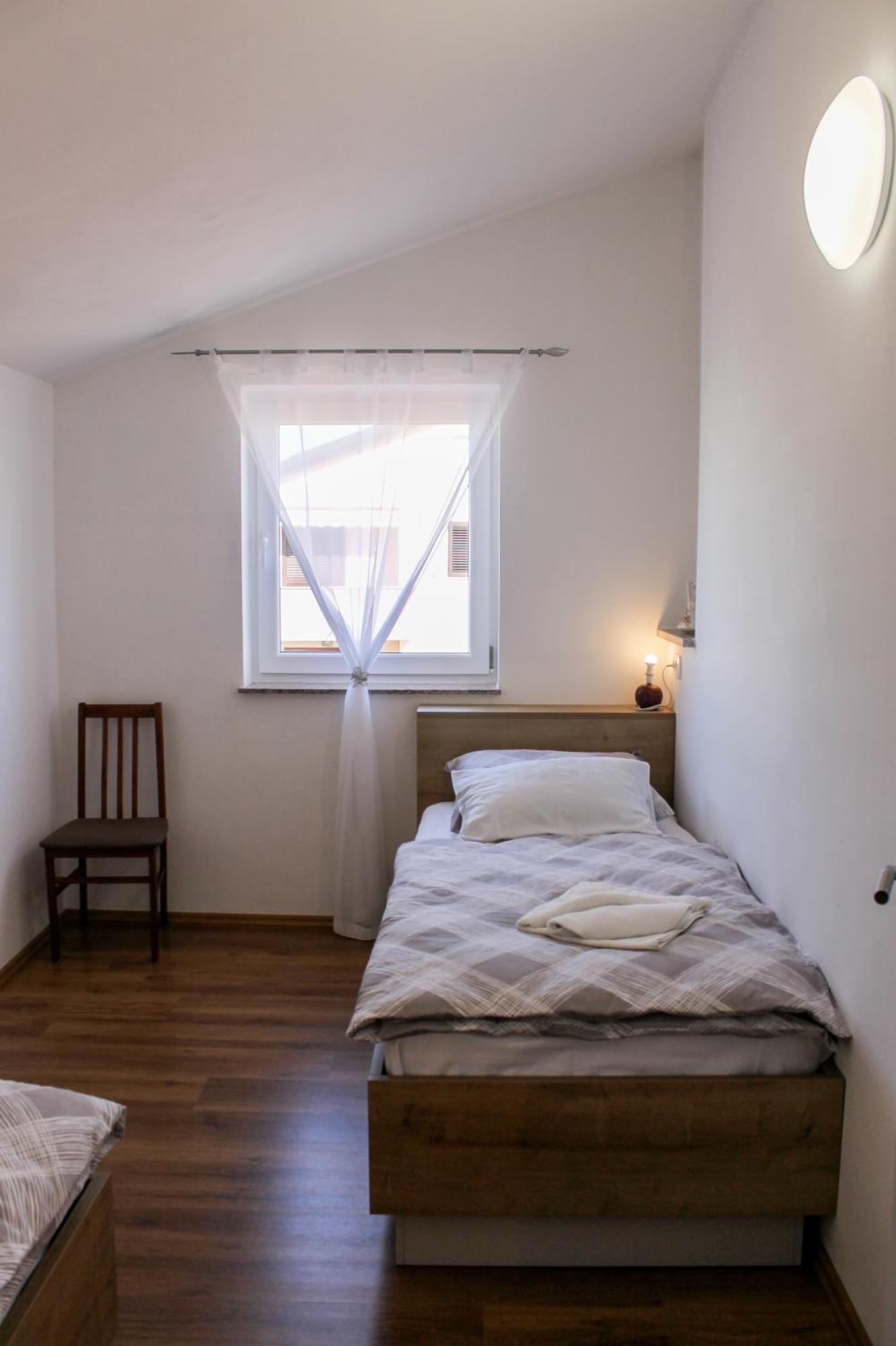 Apartmani Mladenka Малинска Экстерьер фото